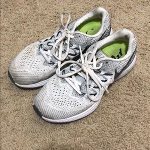 NIKE size 7.5 Women’s sneakers!! Rarely worn!